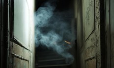 在楼道抽烟可以找物业吗？